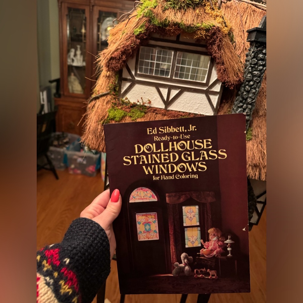 Dollhouse Stained Glass Window book 🌟 - Picture 9 of 9